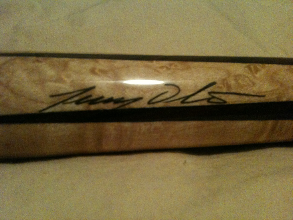 Identify pool cue with signature